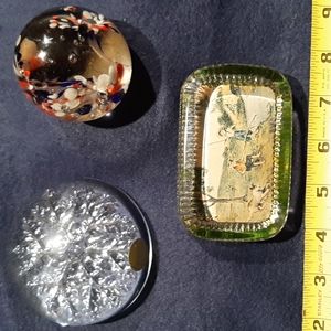 🔴3 Vintage Paperweights